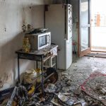 FOTO Blocul din Galați lovit de drona rusească, după o lună. Asigurătorul a plătit, după proceduri greoaie, banii pentru refacerea apartamentului cel mai afectat. Cum arăta apartamentul lovit