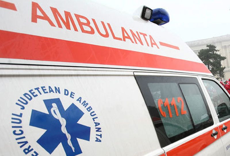 Doi copii aflați pe o trotinetă au fost loviți de un autoturism, pe o stradă din Alba Iulia