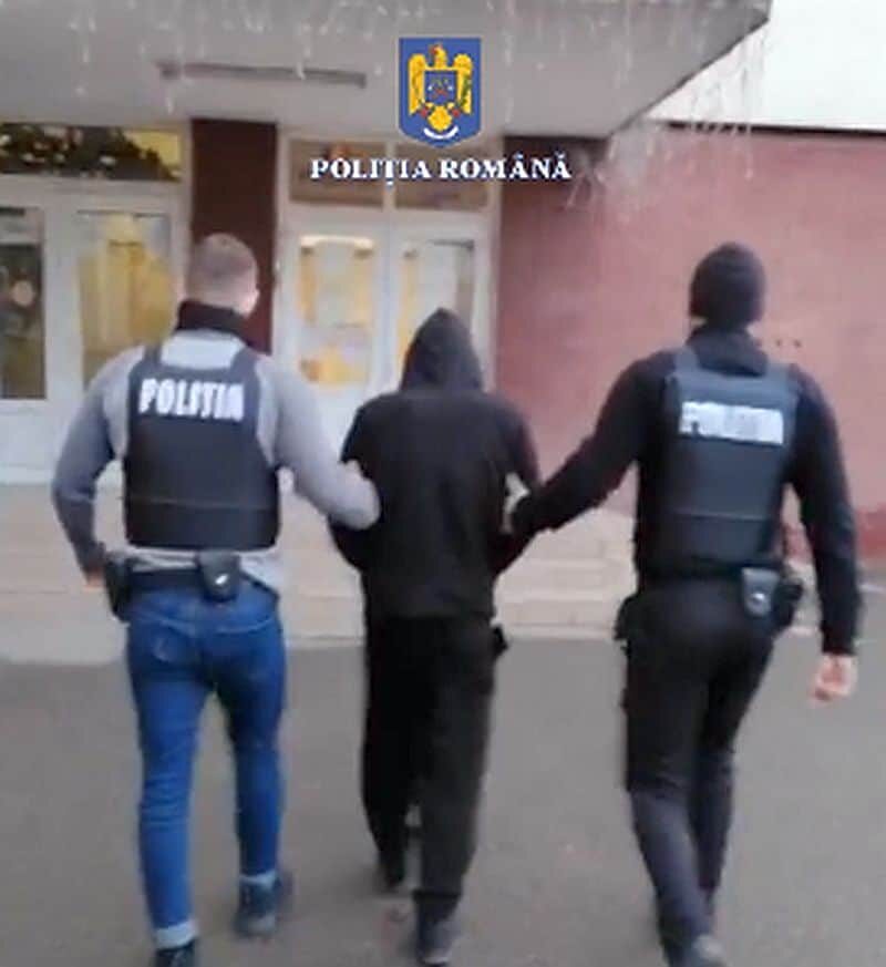 ÎNCARCERAT. Sătmărean, încătușat și dus direct la penitenciar! Condamnat la peste trei ani de închisoare pentru infracțiuni rutiere