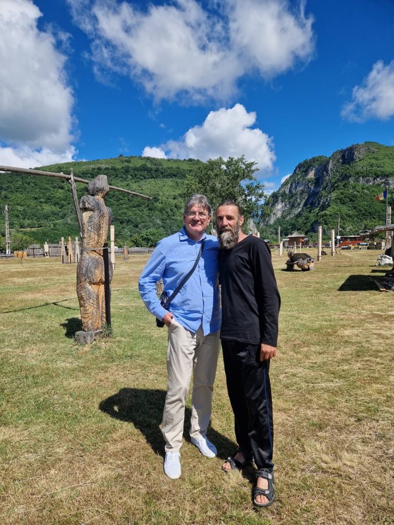 Polovragi găzduiește Tabăra de Sculptură în Lemn 2026. Cinci meșteri creează opere inspirate de daci