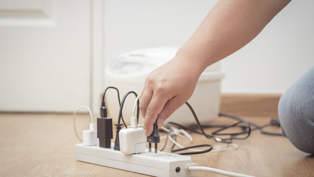 Atenție, clujeni! Instalațiile electrice suprasolicitate și aerul condiționat pot provoca incendii în locuințe în plin val de COD ROȘU