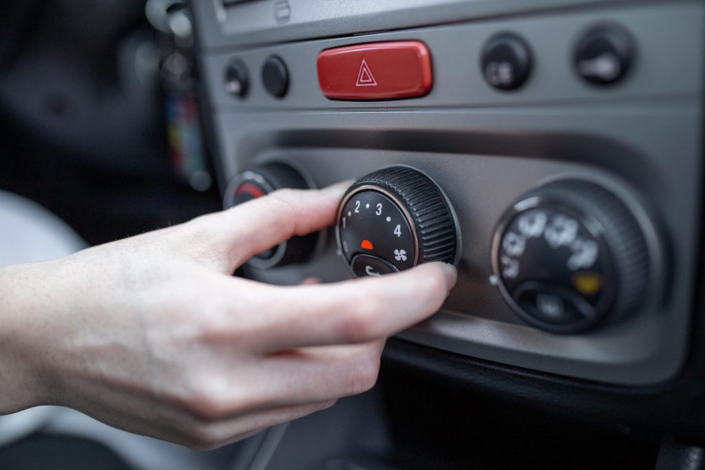 Șoferii riscă amenzi dacă pornesc aerul condiționat în mașina parcată pe caniculă