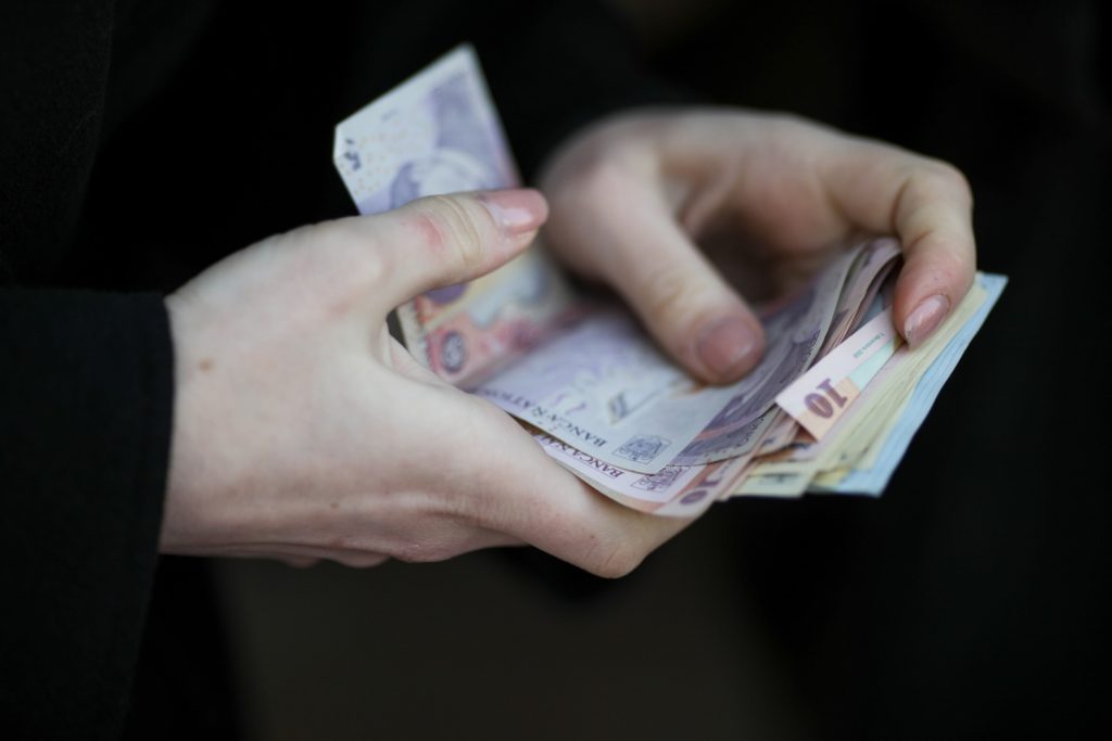 44 de profesori și elevi, păcăliți cu aproape 60 de mii de lei / Au dat avans pentru cazarea la o tabără aflată în construcţie / Poliţiştii fac cercetări