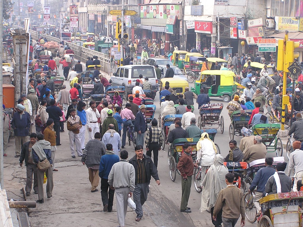 Locuitorii capitalei Indiei, New Delhi, vor primi subvenții de 1.000 de dolari pentru a-și schimba mașinile vechi cu autoturisme electrice