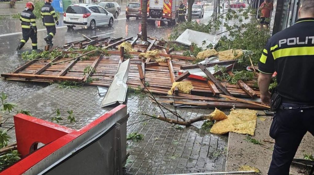 Furtuna a făcut ravagii în Târgoviște. Vântul puternic a smuls un acoperiș și a căzut peste un om, pe stradă
