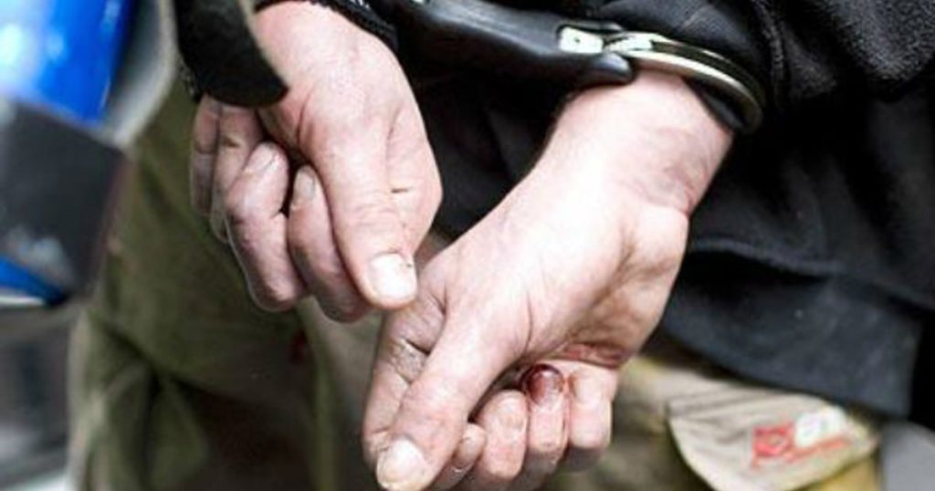 Un tânăr încătușat a bătut doi polițiști care încercau să aplaneze un scandal. Un agent s-a ales cu un cap în gură