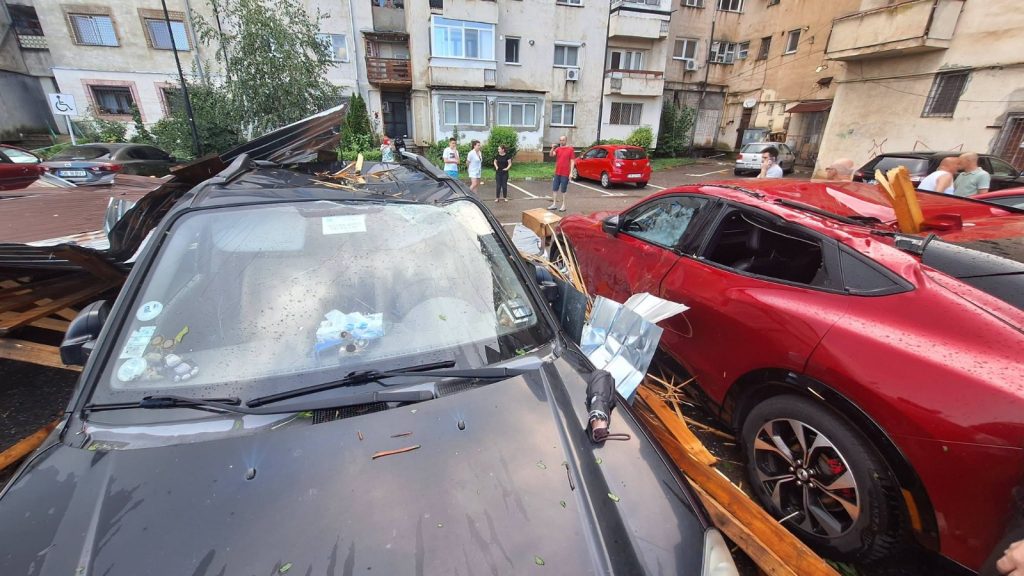Noi imagini ale dezastrului după furtuna din Târgoviște. Acoperișuri smulse, mașini distruse și drumuri impracticabile