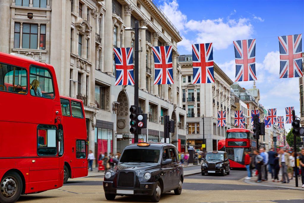 Solicitanții de azil din Marea Britanie vor fi nevoiți să plătească o taxă de 10.000 de lire sterline pentru cazare și sprijinul de bază pentru trai înainte de a putea depune cererea de stabilire definitivă în țară