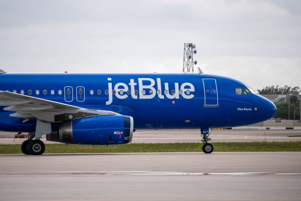 Un avion JetBlue a lovit o dronă la aterizarea pe aeroportul din New York. „Ne-am ciocnit acolo, în viraj”