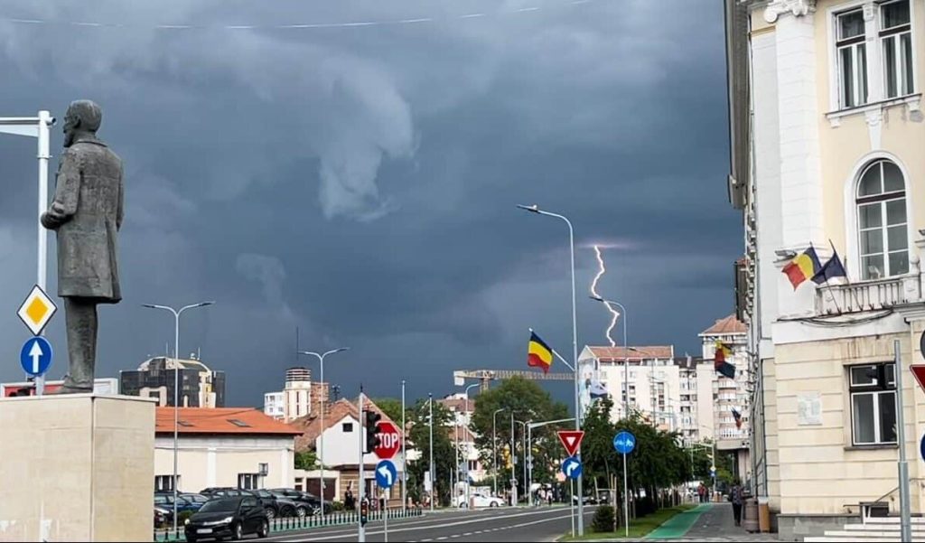 Cod Portocaliu de furtuni puternice și grindină în Alba și în țară, marți după-amiaza. Aversele vor depăși, izolat, 50 l/mp
