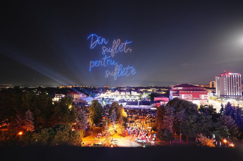FITS 2026 s-a încheiat cu un extraordinar concert Horia Brenciu & HB Orchestra şi nelipsitul show de drone din Piaţa Teatrului din Sibiu