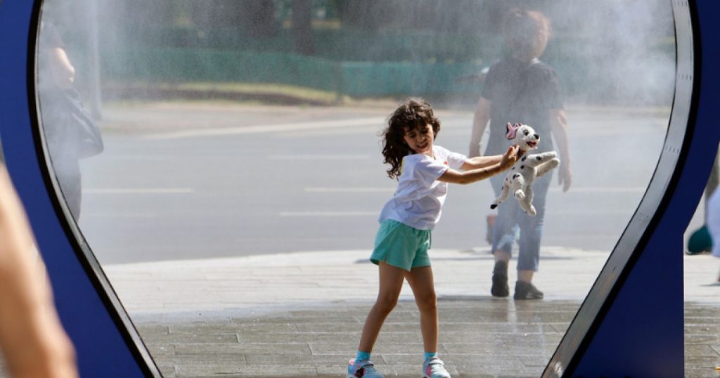 Bucureștiul se topește sub cod roșu de caniculă: temperaturi apropiate de recordul absolut al lunii iunie. ANM anunță și furtuni