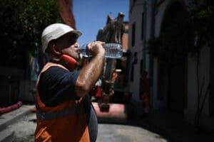 Canicula impune măsuri speciale la locul de muncă