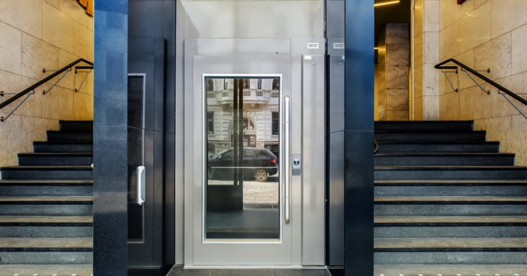 Legea „Lift pentru viață” a fost adoptată. Ce blocuri pot primi finanțare pentru lifturi și cum vor fi accesate fondurile