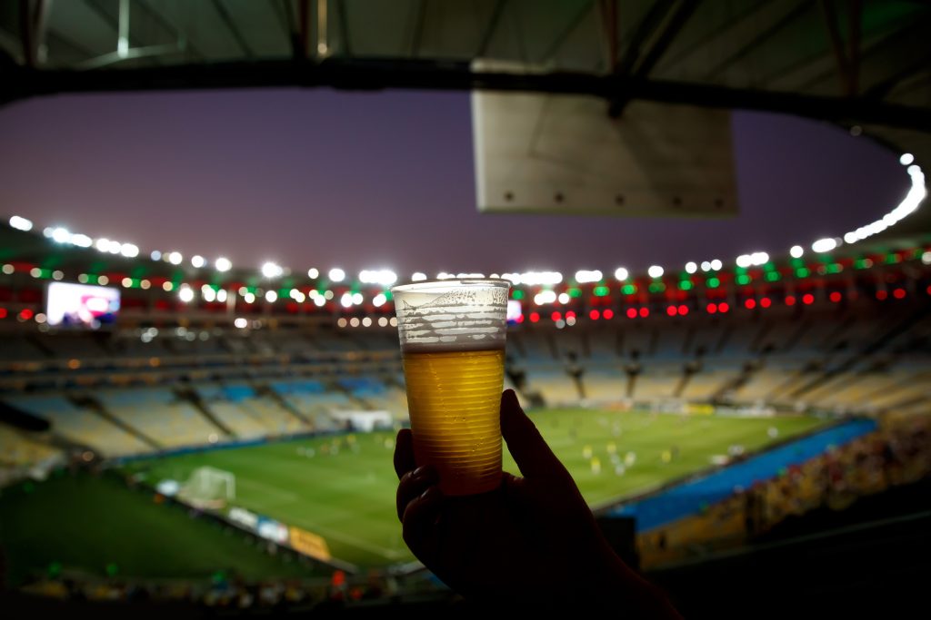 Parlamentul a aprobat vânzarea de bere pe stadioane. Cine au fost inițiatorii legii și care au fost motivele