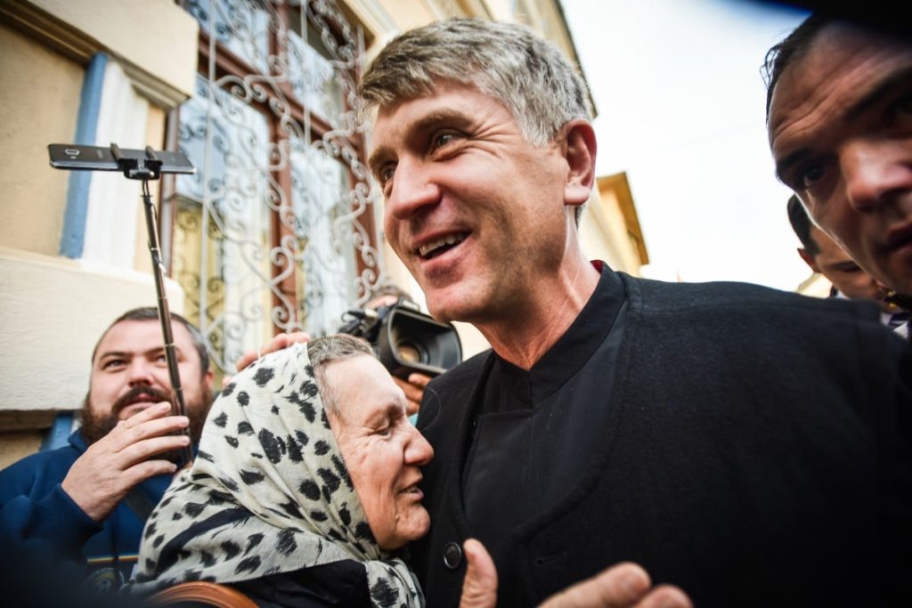 Secta lui Pomohaci. „Ia bani, plus acea zeciuială, din tot ceea ce câștigi”. O tânără din Sibiu povestește pentru Recorder abuzurile fostului preot