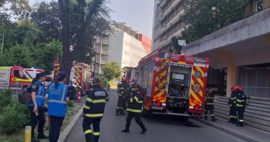 Incendiu la Spitalul Județean Bacău. Un pacient este suspectat că a provocat focul după ce a aruncat o țigară nestinsă în baie
