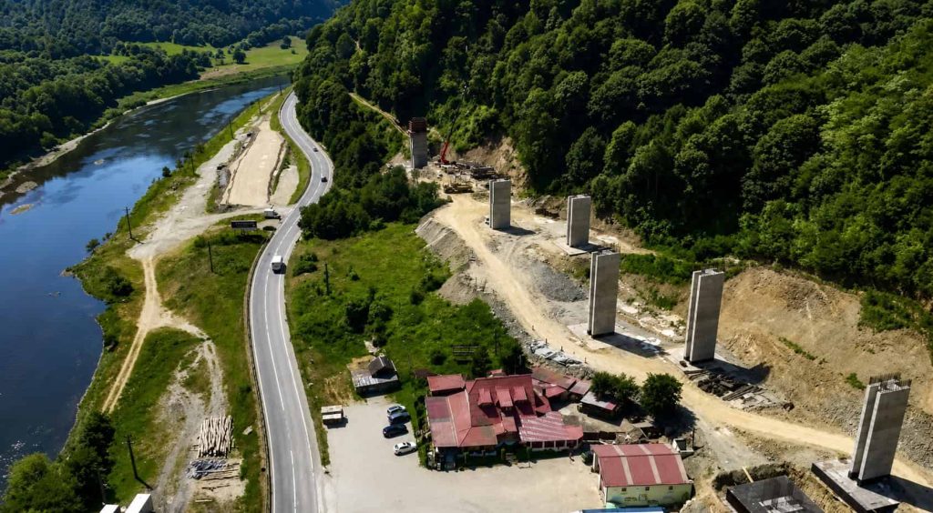 Lucrările avansează pe cel mai dificil tronson montan al Autostrăzii Sibiu–Pitești în ciuda lipsei acordului de mediu