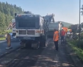 Restricții de circulație pe DN1, la intrarea în Predeal. Au început lucrări de asfaltare (VIDEO)