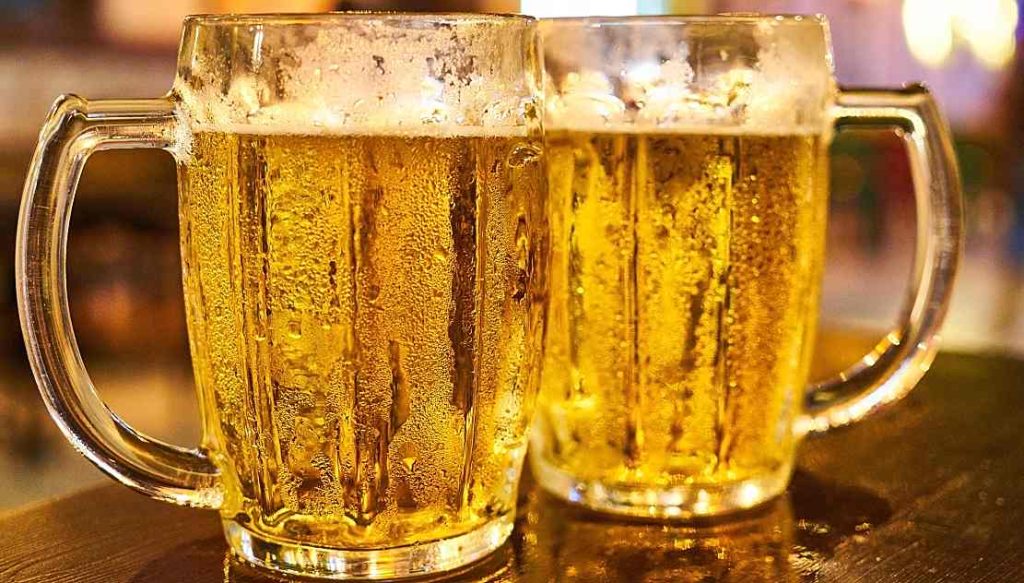 Studiu: Aproape trei sferturi dintre români consideră că berea este băutura ce aduce oamenii împreună