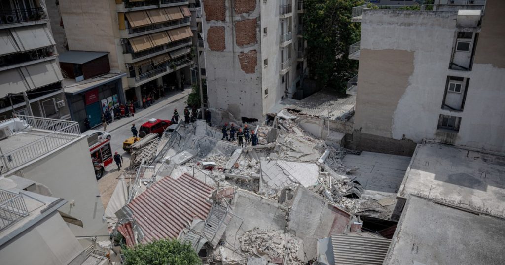 Un bloc de locuințe cu cinci etaje s-a prăbușit la Atena
