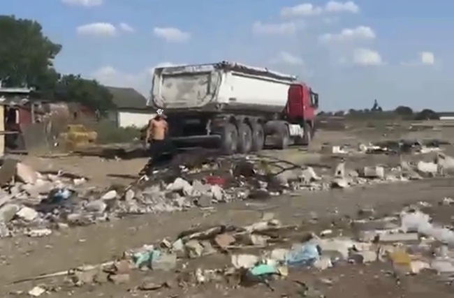 Prins în timp ce arunca peste 15 tone de deșeuri. Polițiștii l-au amendat cu 45.000 de lei și i-au confiscat camionul (video)