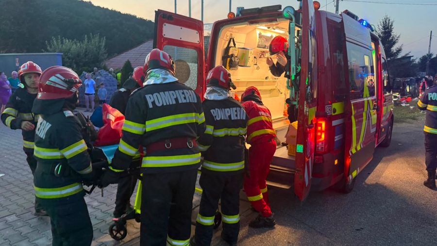 FOTO Grav accident de circulație în Sănduleni: 2 copii și 3 adulți, transportați la Compartimentul de Urgențe Onești