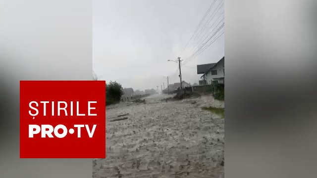 Inundații, acoperișuri smulse de vânt și zeci de turiști blocați. Fenomene meteo extreme cuprind azi întreaga țară
