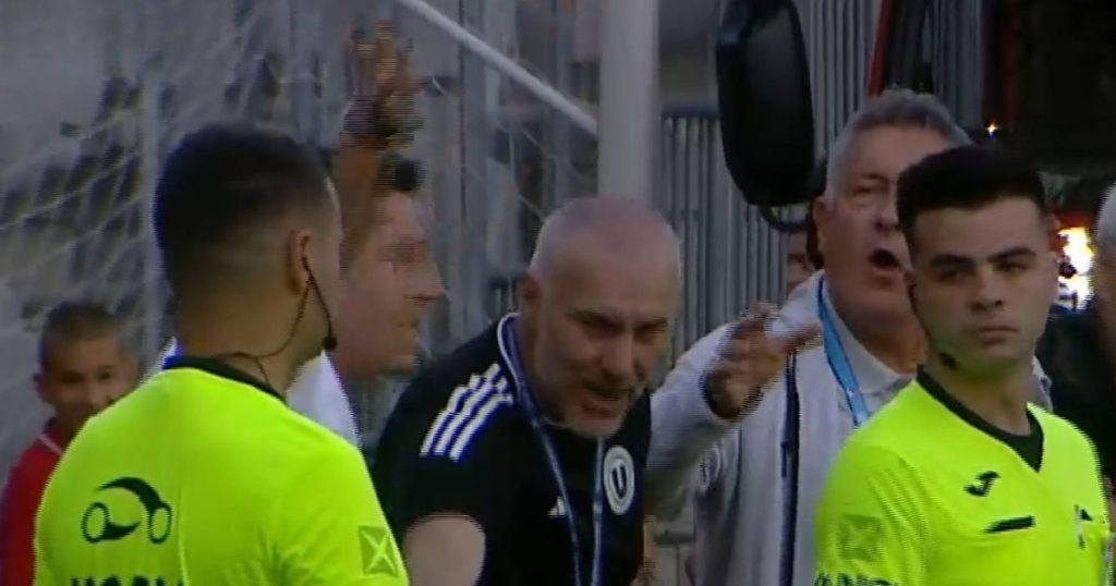 Scene bizare la golul lui U Cluj    FOTO.   Arbitrul luase decizia greșită și toți jucătorii s-au oprit! Nistor a profitat imediat, iar U a marcat.   De ce VAR-ul n-a putut interveni