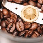 “E sfârșitul capsulei. Cafeaua boabe este noul standard.”. Consumatorii încep să renunțe la pachetele cu cafea măcinată sau la espresoarele cu capsule