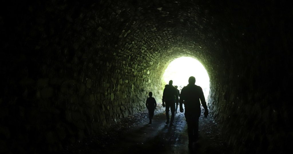 Evadare spectaculoasă din România comunistă: și-a transformat mașina pentru a circula pe calea ferată
