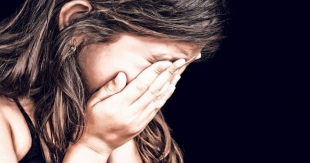Caz șocant în Mehedinți. O fată de 13 ani ar fi fost violată de cinci tineri, iar agresiunile au fost filmate