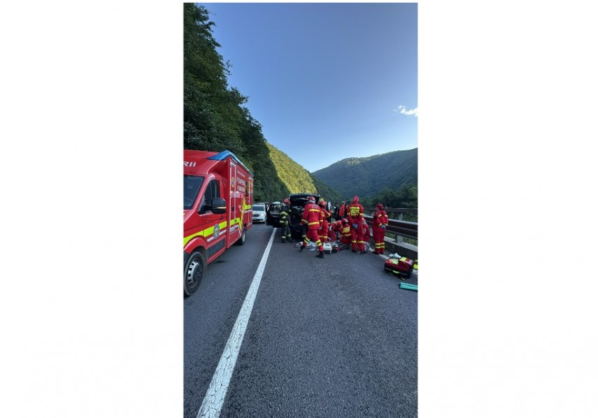Știri Romania: UPDATE. Un bolovan a cazut peste un autoturism pe DN 7. Un barbat de 71 de ani a decedat
