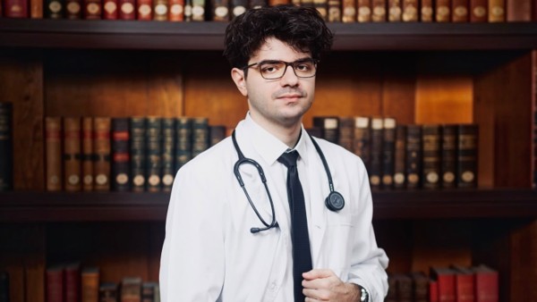 Șef de promoție la UMF Iași după un parcurs perfect: 10 în liceu, 10 la Bac, 10 la admitere și încă șase ani de facultate cu media 10 / ”Am încercat să învăț constant și logic, să înțeleg mecanismele. Ce a dominat a fost curiozitatea”