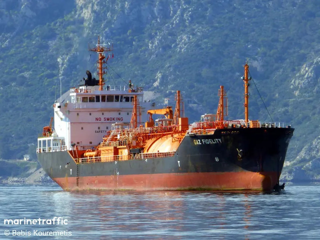 UPDATE - Misiune de salvare în Marea Neagră după un incendiu produs la un petrolier liberian aflat aproape de Sf. Gheorghe / Cei 17 membri ai echipajului au fost salvaţi/ Trei răniţi, duşi la UPU Tulcea/ Nava comercială transporta 3.800 tone de propan