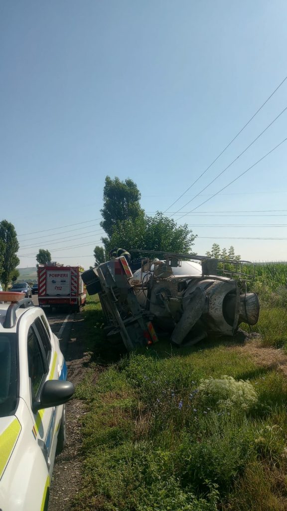 Accident rutier produs în comuna Girov. O autobetonieră s-a răsturnat