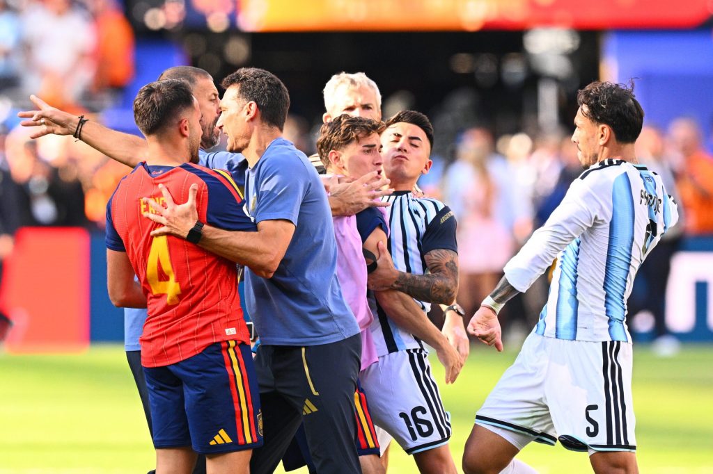 FIFA deschide o anchetă împotriva Argentinei după incidentele de la finala Cupei Mondiale. Mai mulți jucători și membri ai staff-ului, în vizor