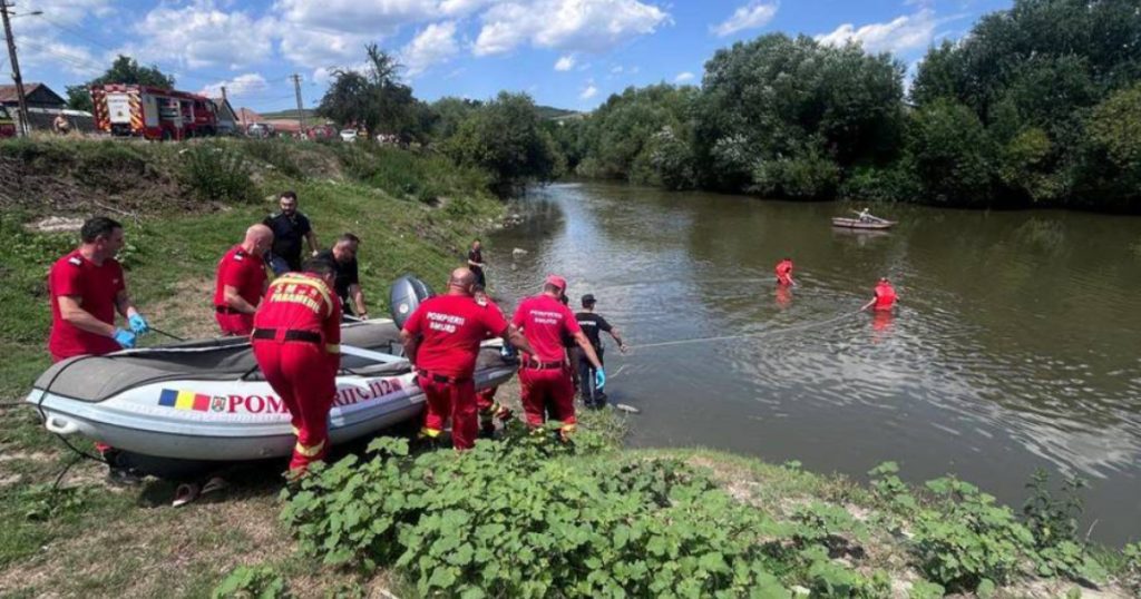 Mobilizare de amploare în Mureș după ce doi copii ar fi căzut în râu. Scafandrii intervin și un elicopter SMURD survolează zona
