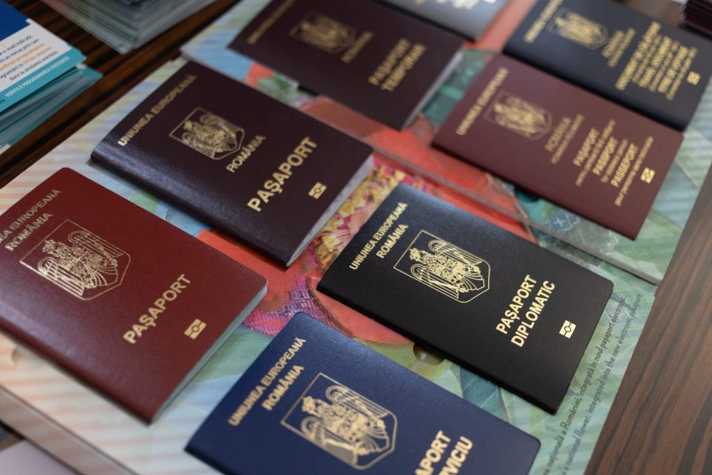 Pașaportul României urcă în topul mondial. Românii pot călători fără viză în 178 de destinații