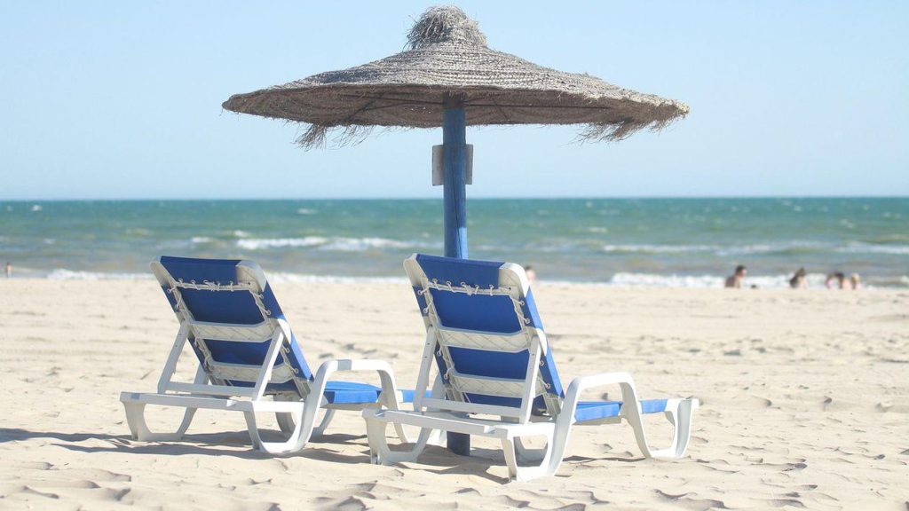 Relaxarea pe plajă costă tot mai mult. Cât plătești pentru un șezlong în cele mai populare stațiuni de pe litoral