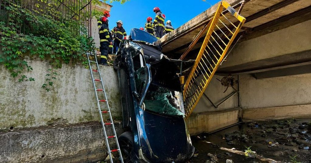 Accident grav în Baia Sprie! Două persoane au fost transportate la spital, după ce un autoturism a ajuns în râul Săsar
