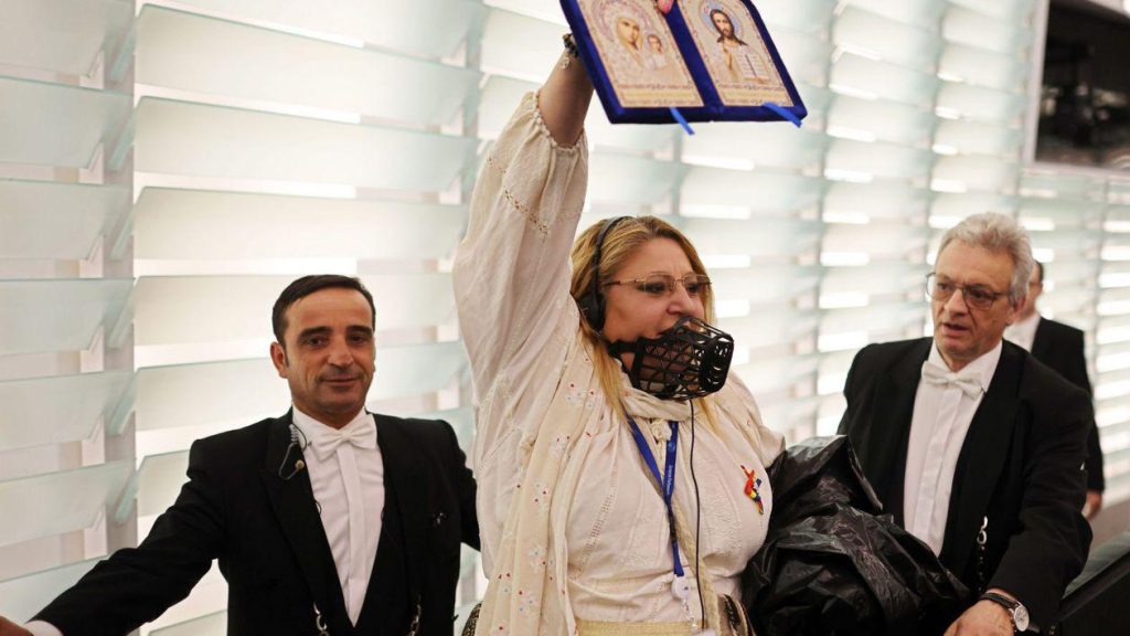 Diana Șoșoacă tună și fulgeră. Spune că i-au fost închise toate conturile de Whatsapp: „N-am să tac! Asta este acțiune de servicii secrete!”