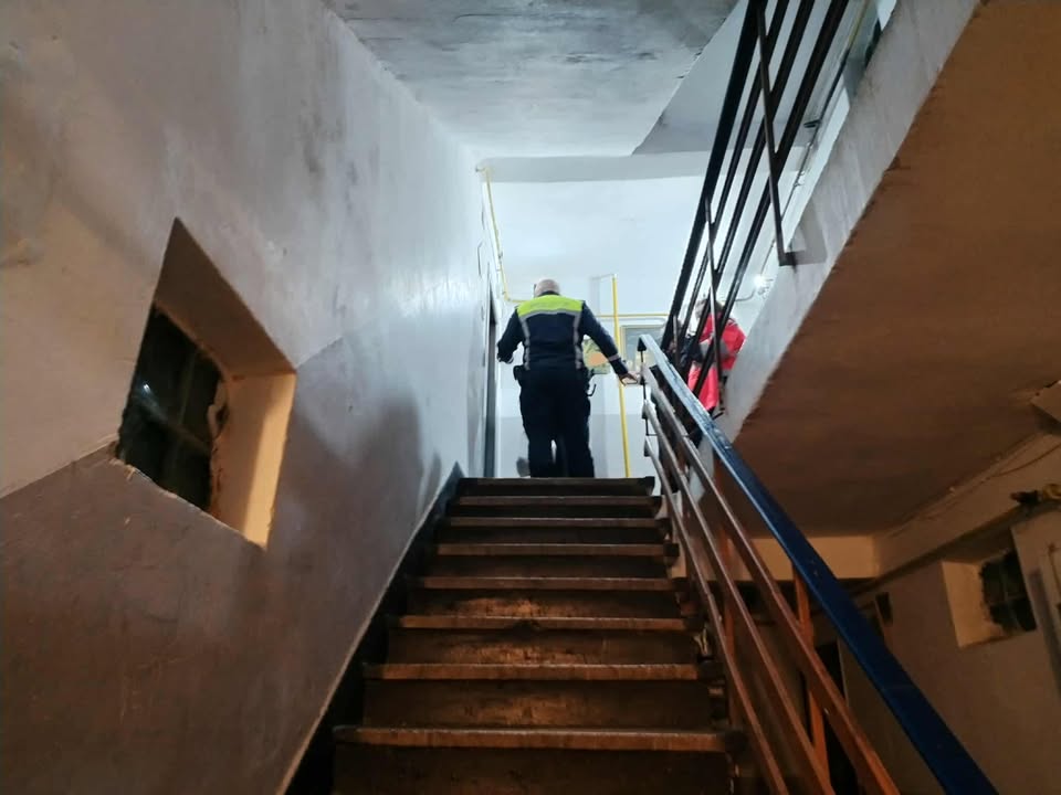 O femeie a murit într-un bloc din Satu Mare după ce a căzut de la etaj. Cum s-a produs tragedia