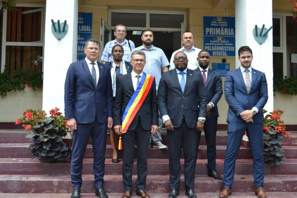 Oaspeți din 𝐑𝐞𝐩𝐮𝐛𝐥𝐢𝐜a 𝐁𝐨𝐭𝐬𝐰𝐚𝐧𝐚, în vizită 𝐥𝐚 primăria 𝐋𝐮𝐝𝐮𝐬̦