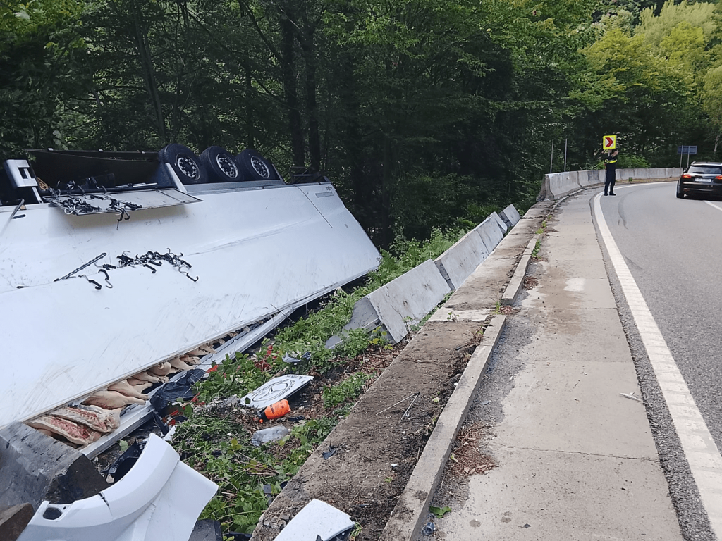TIR RĂSTURNAT ÎN DEFILEUL JIULUI