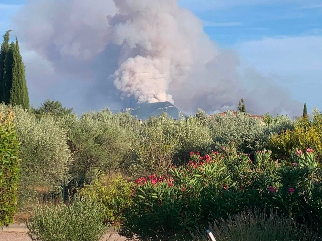 Incendiu de vegetație scăpat de sub control în sud-estul Franței. Flăcările avansează cu viteză foarte mare, sute de oameni au fost evacuați (Video)
