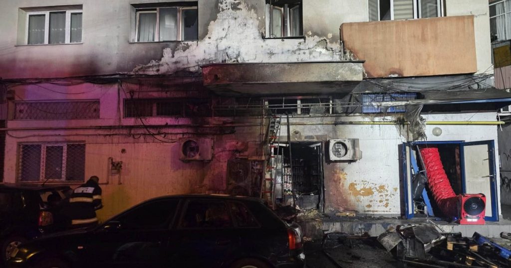 O ghenă de gunoi din Cluj-Napoca a luat foc. Două mașini și fațada unui bloc au fost afectate de incendiu