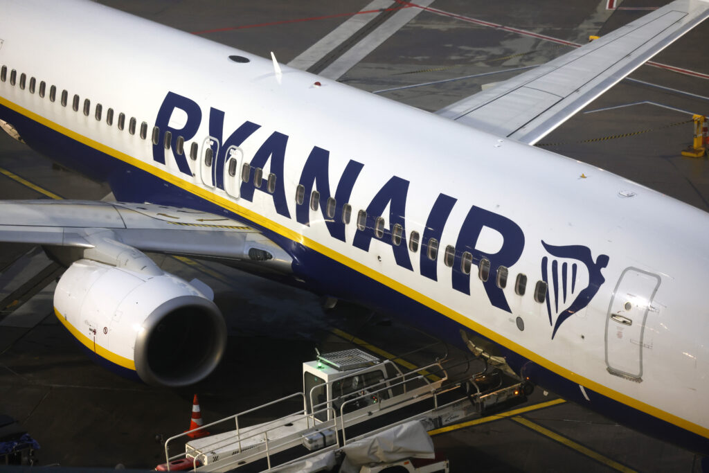 „Îmi amintesc doar explozia”. Bărbatul care a fost la un pas să fie tras în exteriorul avionului povestește calvarul prin care a trecut