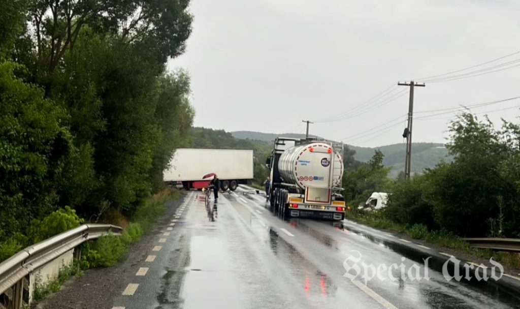 🚨 Accident între un autocamion și un microbuz la Căpruța. UPDATE: Victima a murit
