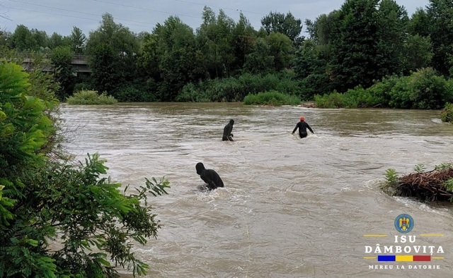 Pompierii din Dâmboviţa şi scafandrii continuă căutările celor doi minori dispăruţi cu o zi în urmă în apele râului Argeş/ Sfaturile autorităţilor, în contextul noilor avertizări de ploi torenţiale - VIDEO, FOTO